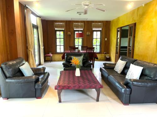 Ruang duduk di Symphony Villa