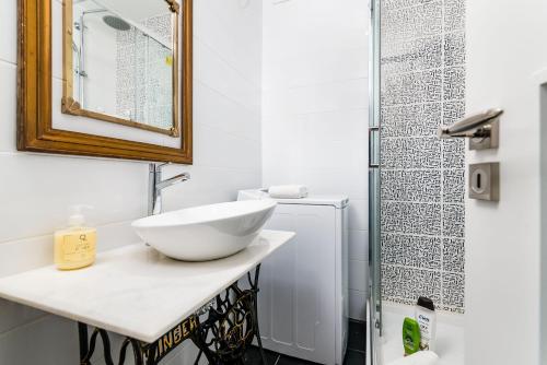 Koupelna v ubytování T2 Tiles Apartment Estoril