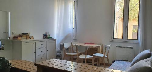 Un restaurante u otro lugar para comer en La roussette