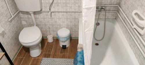 mała łazienka z toaletą i wanną w obiekcie Garden House Katerini w mieście Kateríni