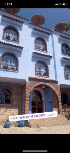 a building with a sign that reads one children the axle pearl at Hotel Alkhalifa in Chefchaouene