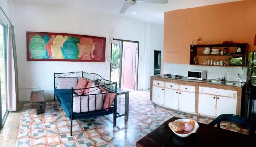 uma sala de estar com uma mesa e uma cozinha em Zen Résidence Laos #5 to #8 em Luang Prabang