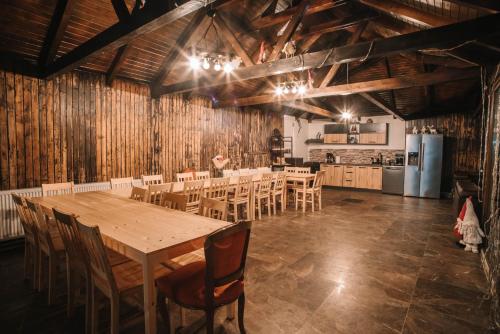 Vama veche de la Bran في برانْ: غرفة طعام كبيرة مع طاولة وكراسي