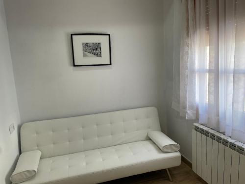 a white couch in a room with a window at Vivienda Turistica Alojamiento Rural CASA IRENE II in Segura de la Sierra