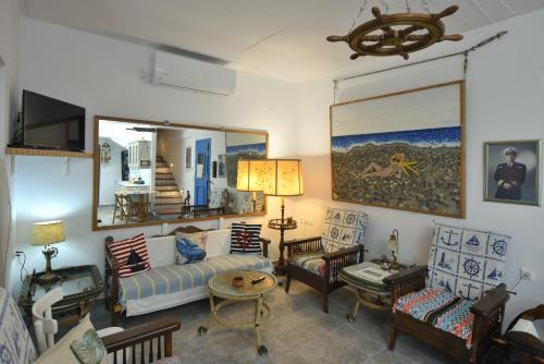 Ruang duduk di ADMIRAL'S VILLA