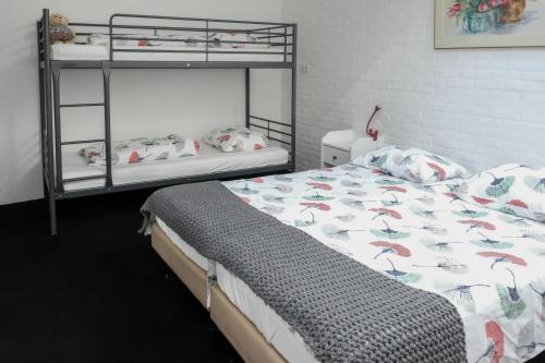 מיטה או מיטות קומותיים בחדר ב-Herberg de Roskam