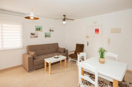 sala de estar con sofá y mesa en Cristina IV, en Campoamor