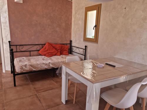 Habitación con cama, mesa, mesa y sillas. en Vista Allaro, en Caulonia
