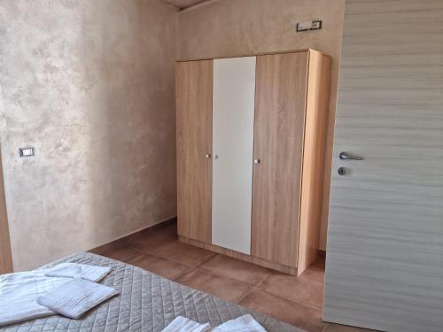 1 dormitorio con armario y puerta con toallas en Vista Allaro, en Caulonia