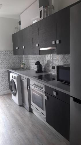 une cuisine avec un lave-linge et un lave-linge dans l'établissement Appartement vue sur l ocean, à Hendaye