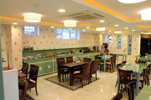 ein Restaurant mit Tischen und Stühlen in einem Zimmer in der Unterkunft Sarnic Premier Hotel in Istanbul