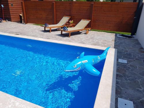 Kolam renang di atau dekat dengan Villa Kum
