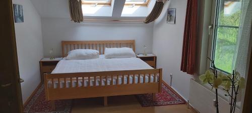 Schlafzimmer mit einem Bett und einem Fenster in der Unterkunft Haus Zach in Mariazell