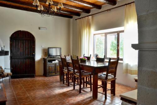 Una televisión o centro de entretenimiento en Anemole Traditional Cretan Villa
