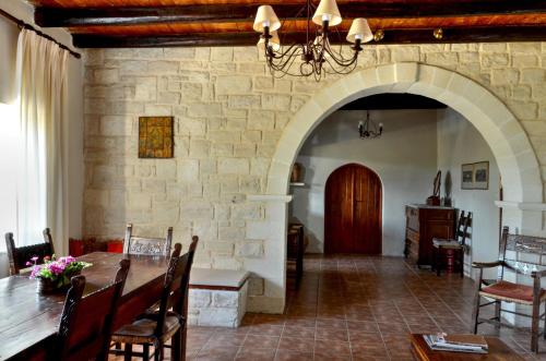 Un restaurante o sitio para comer en Anemole Traditional Cretan Villa