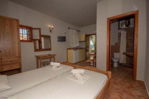Кровать или кровати в номере STAMATOGIANNIS Traditional Apartments