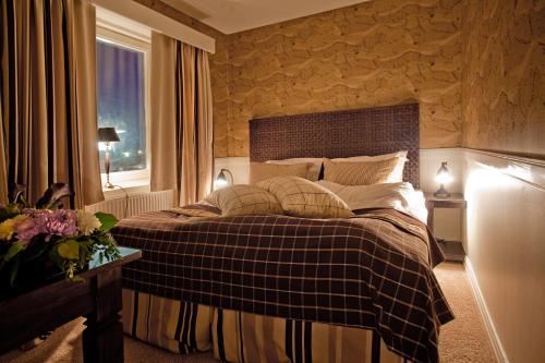 a bedroom with a bed and a window at Sälens Högfjällshotell in  Högfjället