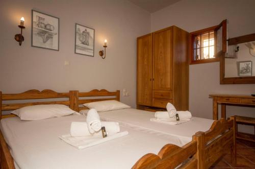 Кровать или кровати в номере STAMATOGIANNIS Traditional Apartments
