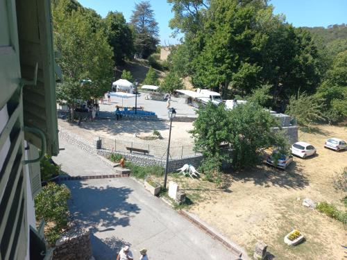 Η γειτονιά γύρω από ή μία γειτονιά κοντά σε αυτό το δωμάτιο σε οικογενειακή κατοικία