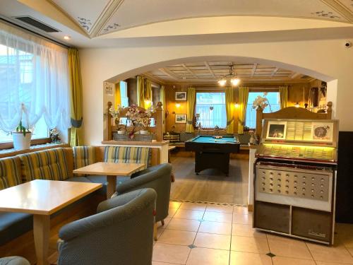 ein Restaurant mit Billardtisch in einem Zimmer in der Unterkunft Hotel Alba Wellness & Spa in Canazei