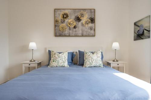 - une chambre avec un lit bleu et 2 tables de nuit dans l'établissement Belvedere Apartment Walking Distance from Train Station, à Lugano