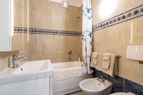 Ванна кімната в Belvedere Apartment Walking Distance from Train Station