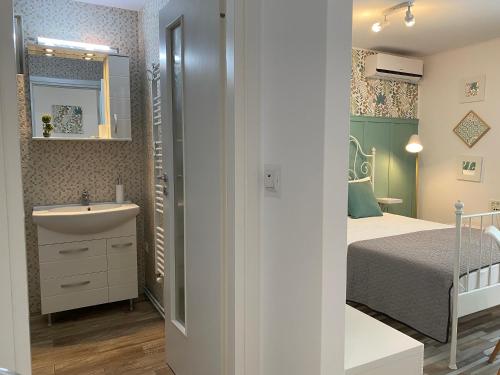 Ένα ή περισσότερα κρεβάτια σε δωμάτιο στο Romantic Apartment