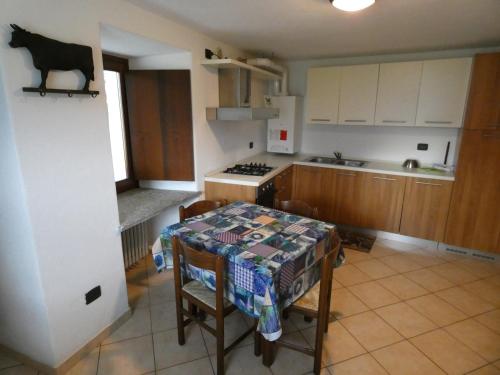 a kitchen with a table and a stove top oven at Appartamento con vista pazzesca sul Gran Paradiso in Saint Nicolas