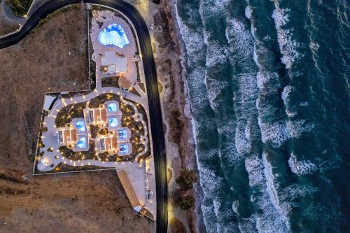 een luchtzicht op een resort naast de oceaan bij Blue Pearls-Adults Only Luxury Suites in Kos-stad