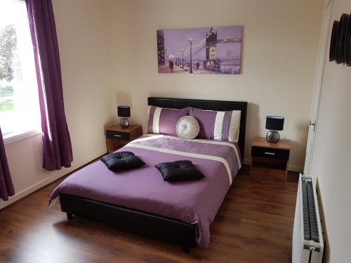 Ένα ή περισσότερα κρεβάτια σε δωμάτιο στο Spacious 2 double bedrooms house for a relaxing stay.