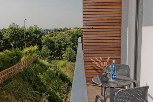 a table and chairs on a balcony with a view at Aparthotel Anchoria BlueApart in Mechelinki