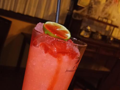 a pink drink with a kiwi on top of it at Hotel Vitorio in Cudillero