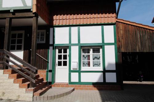 ein Gebäude mit einer weißen Tür und einem Fenster in der Unterkunft Schickes Ferienapartment in Habichtswald-Ehlen in Ehlen