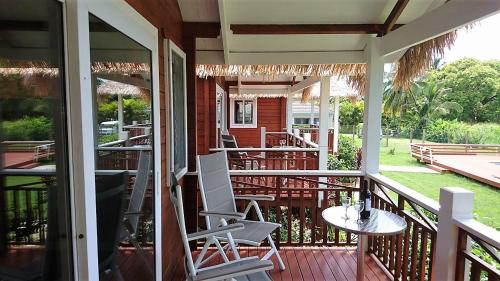 Rõdu või terrass majutusasutuses Red Hibiscus Villas