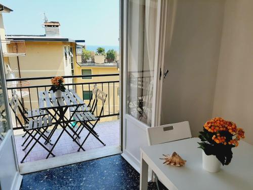 balcone con tavolo e vista su un patio di WONDERFUL NOLI - appartamento Noli Liguria Italia a Noli