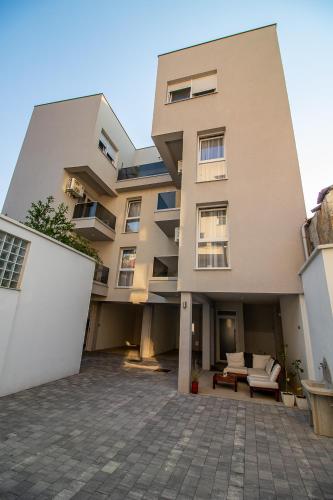 un gran edificio con un patio enfrente en Villa Sonata, en Mostar