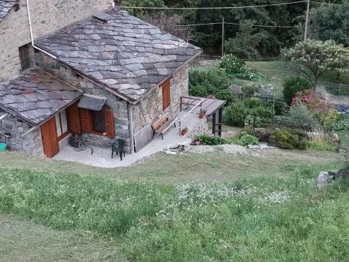 an aerial view of a stone house in a garden at Al Drit in Verrès