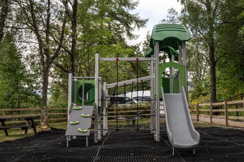 Herní místnost nebo prostor pro děti v ubytování Linnhe Lochside Holidays