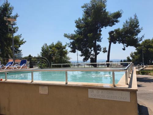 Bazén v ubytovaní Sunny beach apartment Lavica alebo v jeho blízkosti