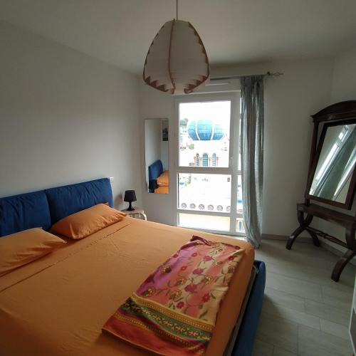 une chambre avec un grand lit et une fenêtre dans l'établissement MENTON Park Apartment, à Menton