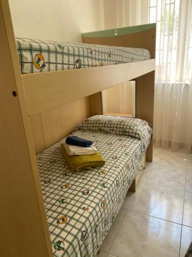 イスキアにあるCasa Pisacaneのベッドルーム1室(二段ベッド2組付)