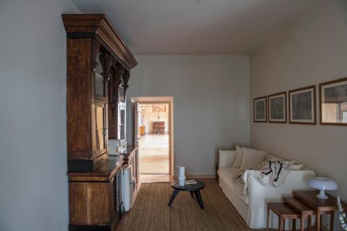salon z kanapą i stołem w obiekcie Annunciata Soul Retreat w mieście Rovato