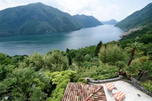 - une vue sur un lac avec des montagnes en arrière-plan dans l'établissement Historic villa with magnificent lake views, à Valsolda