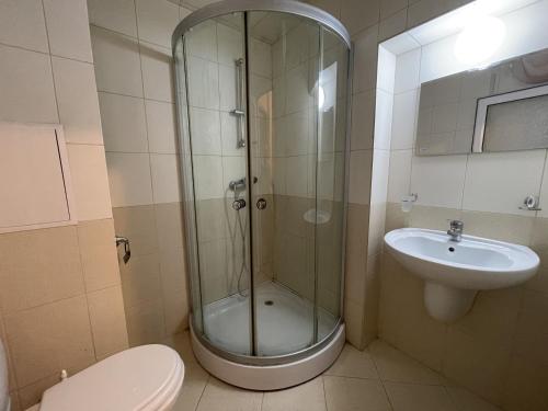 A bathroom at Menada Grand Kamelia Apartments
