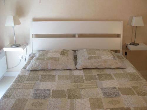 サン・マロにあるChambre d'hôtes les pivoinesのベッドルーム1室(枕2つ付)