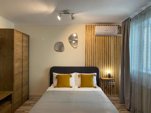 Giường trong phòng chung tại Urseni Studio Apartment