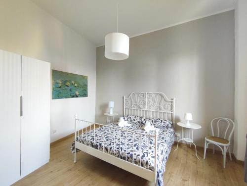 um quarto com uma cama branca e uma mesa em Appartamento La Rampa em Benevento