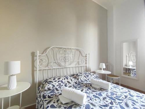 貝內文托的住宿－Appartamento La Rampa，一间卧室配有一张带两个枕头的床
