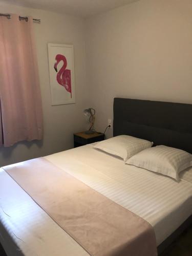 - une chambre avec un grand lit blanc et une tête de lit noire dans l'établissement LE PORTA 9 N°2, à Albi