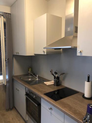 une cuisine avec un évier et un plan de travail dans l'établissement LE PORTA 9 N°2, à Albi